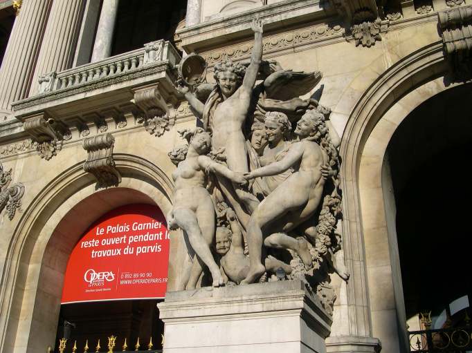  Groupe sculpté, façade de l'Opéra Garnier